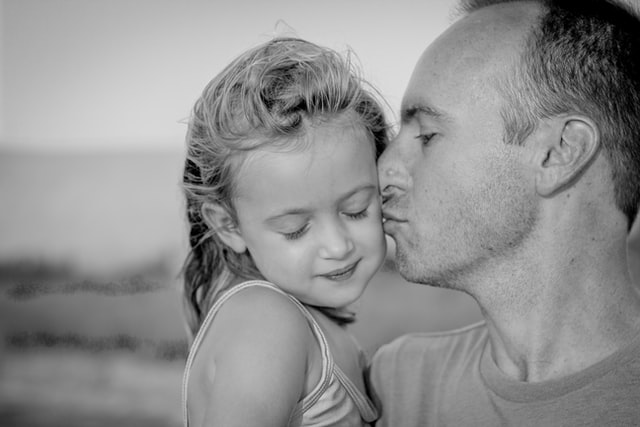dad kissing daughter